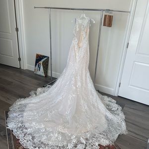 New Elegant wedding dress New with Tag.Martin Thornburg a mon Cheri collection.
